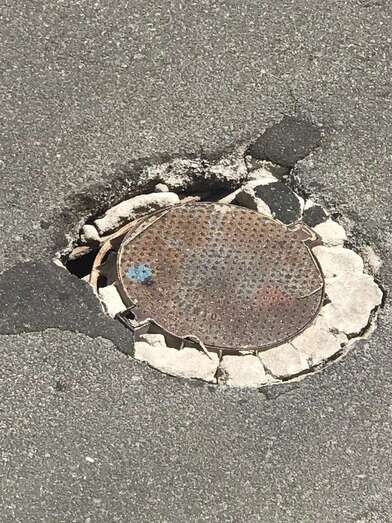 Peligroso estado de la tapa del alcantarillado en la calle de Profesora María Morales (Foto TA)